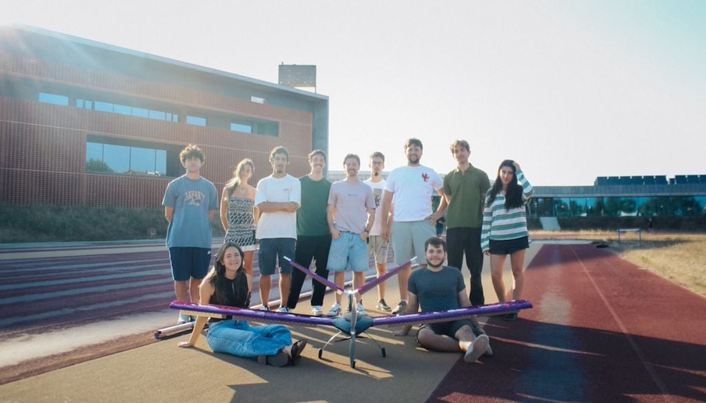 Estudantes da Universidade de Aveiro mostram o drone que construíram Estudantes de diferentes áreas estão a construir uma aeronave autónoma para futuras missões humanitárias. Foto: UA