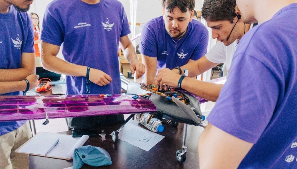 estudantes da Universidade de Aveiro na sala de manotagem de um drone A construção do drone envolve alunos de diferentes ramos de engenharia e tecnologias. Foto: UA