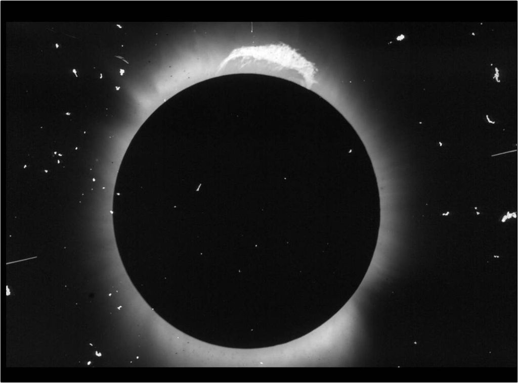 Une des images enregistrées par l'astronome brésilien Allyrio de Mattos lors de l'éclipse solaire totale de 1919, à Sobral (Ceará), Brésil. Source : Musée de l'astronomie et des sciences connexes (MAST).