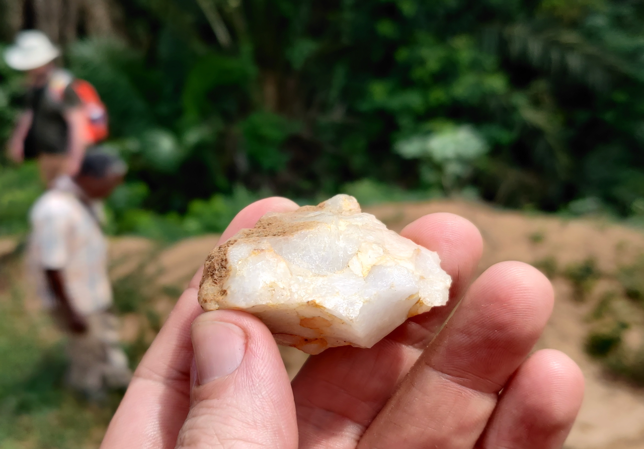 Escavações realizadas por equipa liderada pelo Instituto Max Planck patenteia a existência de humanos em selvas tropicais africanas há pelo menos 150.000 anos. Fonte da imagem: Universidade de Liverpool.