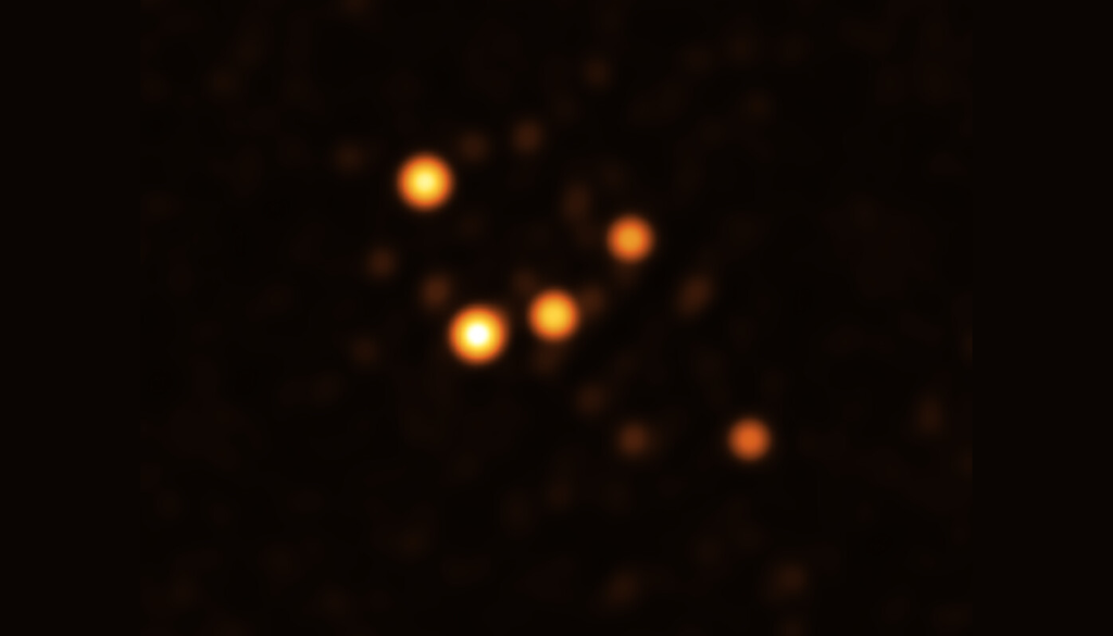 Estudo da família S mostra o que pode acontecer com estrelas binárias próximas de Sagittarius A*: algumas sobrevivem, outras se fundem ou são destruídas pelo buraco negro. Crédito: Reinhard Genzel Estudo da família S mostra o que pode acontecer com estrelas binárias próximas de Sagittarius A*: algumas sobrevivem, outras se fundem ou são destruídas pelo buraco negro. Crédito: Reinhard Genzel