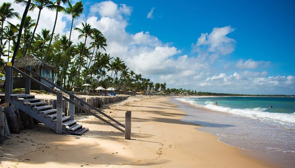 Praia de Macaraípe, em Porto de Galinhas, Pernambuco. Crédito: FWehby/CC BY-SA 4.0.