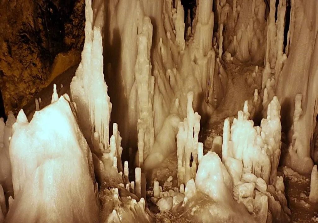 Esta é a caverna de gelo subterrânea de Scarisoara, situada nas montanhas Apuseni na Roménia e é uma das maiores da Europa. Neste foi descoberto que a estirpe Psychrobacter SC65A.3 poderá representar uma oportunidade para desenvolver novas estratégias de prevenção do aumento da resistência aos antibióticos e para estudar a forma como a resistência aos antibióticos evolui e se propaga naturalmente. Imagem: Wikipédia