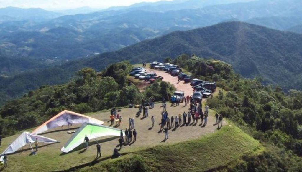 O Pico Agudo, com 1700m de altitude, é muito procurado pelos praticantes de voo livre e também por turistas que vislumbram dali uma vista de 360° de toda a região. Crédito: Divulgação.