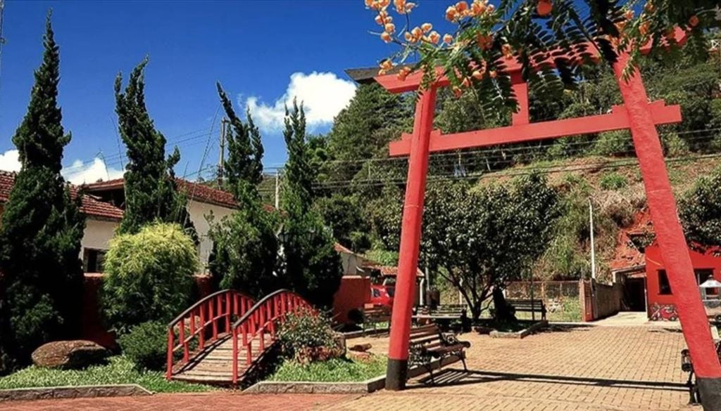 A Praça do Artesão e sua arquitetura japonesa. Crédito: Denizelucinda/CC BY-SA4.0.