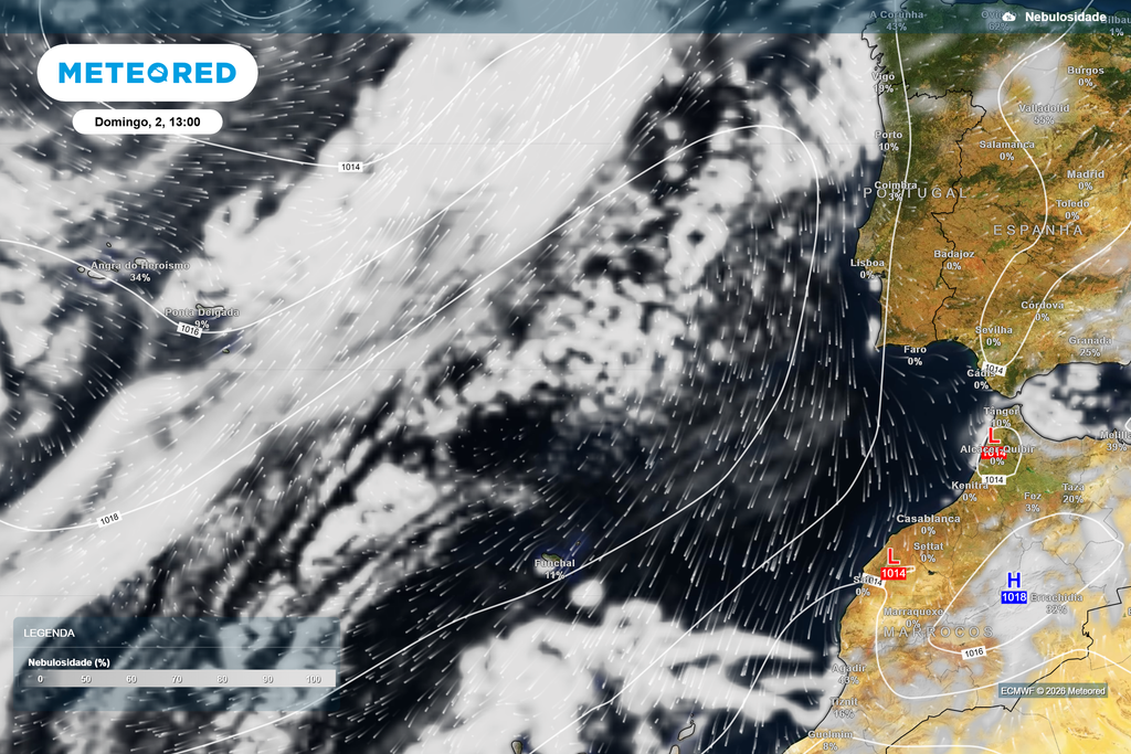 Nebulosidade prevista para domingo, 2 de agosto, às 13h. Os Açores deverão apresentar céu frequentemente muito nublado, enquanto na Madeira predominarão períodos de céu pouco nublado.