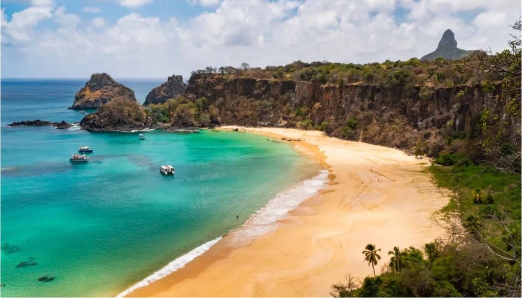 Esta praia famosa em Fernando de Noronha (Pernambuco) já foi eleita várias vezes como a melhor do mundo. Crédito: Getty Images.