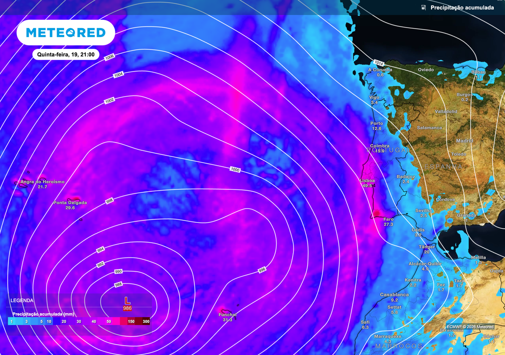 Precipitação acumulada prevista até quinta-feira, 19 de março, às 21h, segundo o modelo ECMWF. O mapa indica os valores totais de precipitação associados à passagem de sistemas frontais ligados a uma depressão no Atlântico. Os maiores acumulados concentram-se nas áreas mais expostas ao fluxo húmido proveniente do oceano, nomeadamente no litoral e nas regiões do Norte e Centro de Portugal.