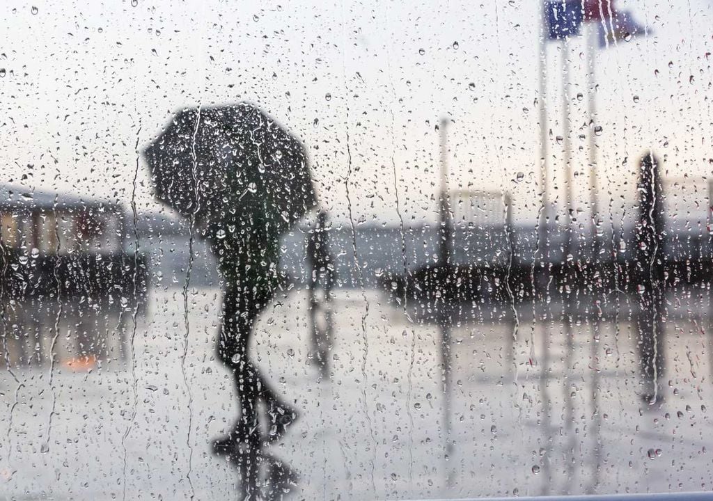 A mudança do tempo começará a fazer-se sentir a partir de domingo, dia 27, com mais nebulosidade, humidade e os primeiros períodos de chuva. Mas será terça-feira, dia 29, que poderá marcar a viragem mais significativa, com a chegada de uma frente Atlântica que traz precipitação mais persistente e abrangente.