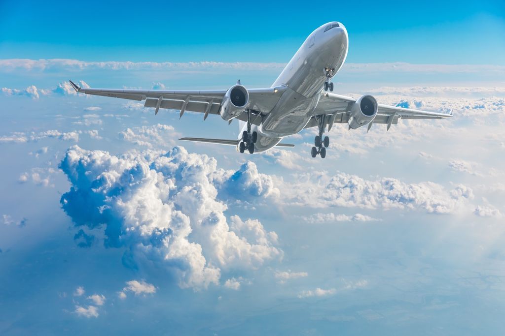 avió volando sobre las nubes