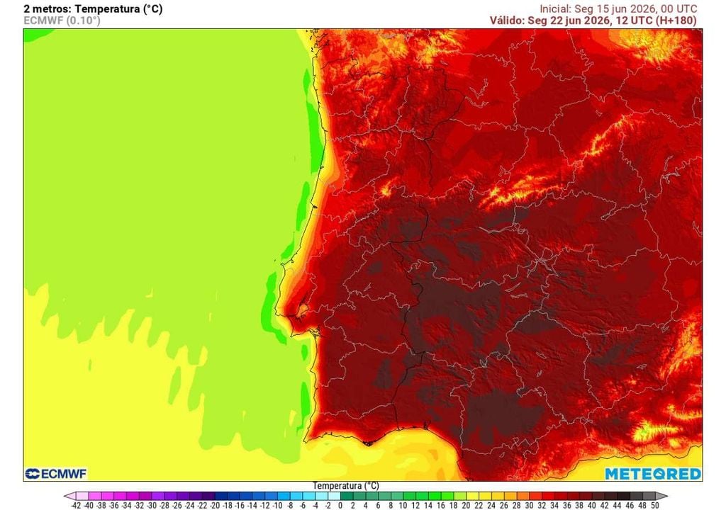 Temperatura 2m À superfície, o ECMWF prevê temperaturas muito elevadas para 22 de junho, com várias regiões do interior centro e sul a poderem ultrapassar os 42 °C durante a tarde.