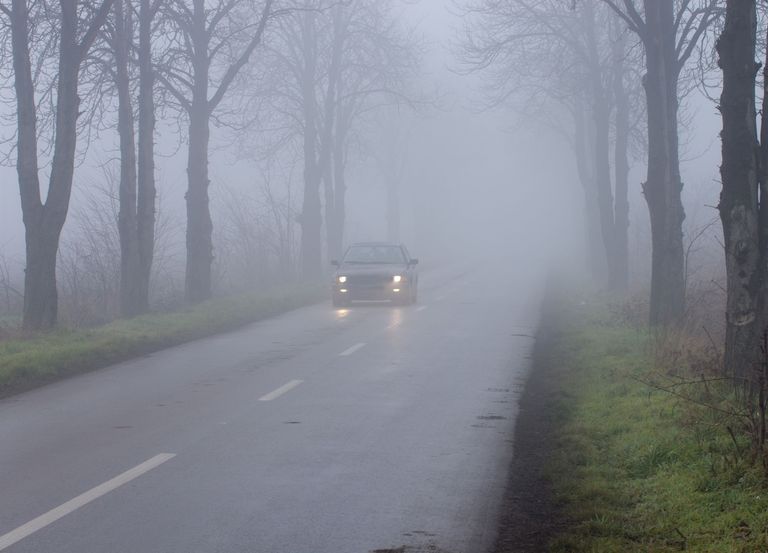 Coche en la niebla Coche en la niebla
