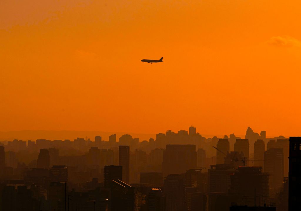 Fotografia de cidade em condições de tempo extremamente secas. Fotografia de cidade em condições de tempo extremamente secas.