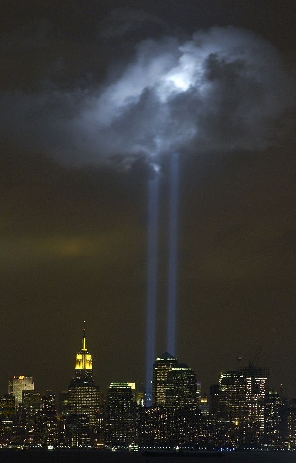 Foto de las Torres Gemelas de luz tomada el 12 de sept. de 2007, recordando las ubicadas en la Zona Cero. Fuente: Accuweather.com