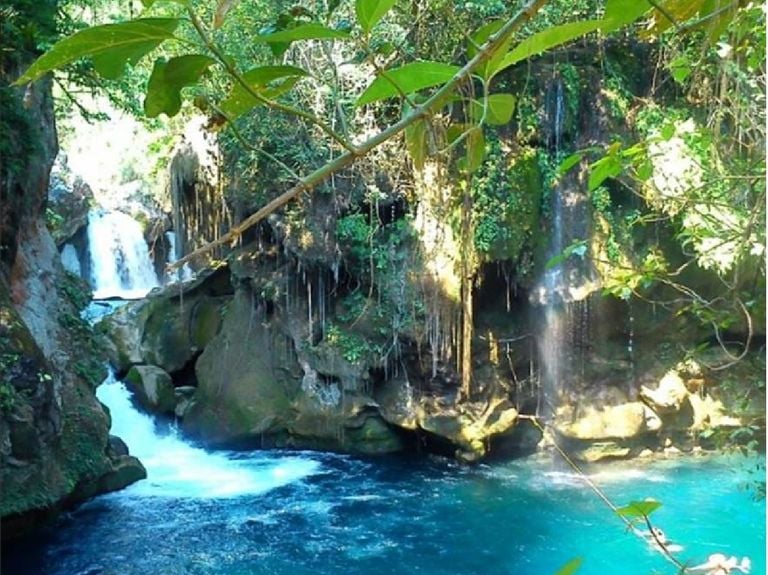Un accidente natural cre&oacute; este para&iacute;so en la Huasteca Potosina: un r&iacute;o subterr&aacute;neo y su color imposible
