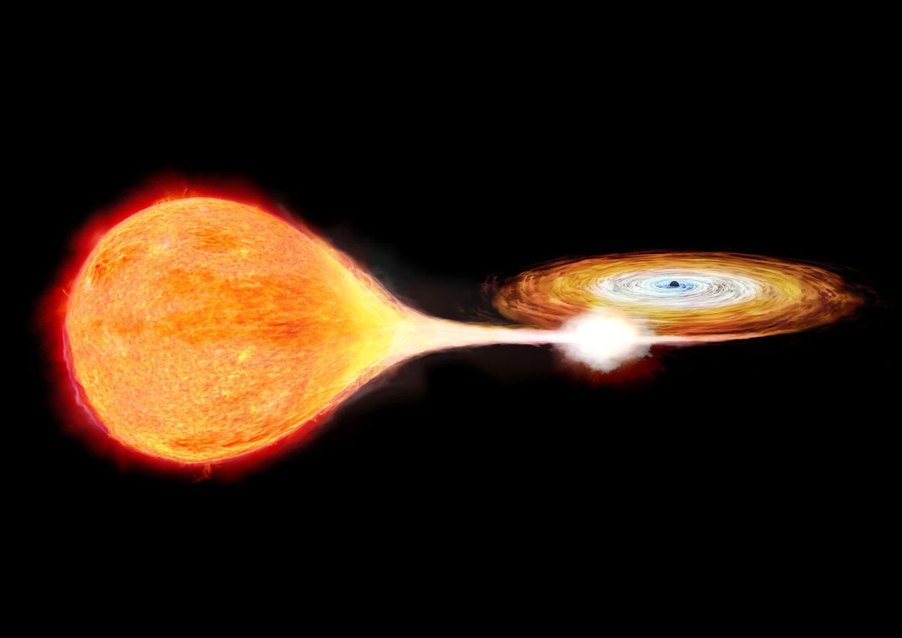 Ilustración artística de un agujero negro de masa estelar que absorbe gas de una estrella cercana hacia su disco de acreción.Crédito: JAXA