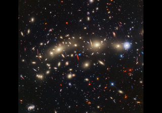 Uma “árvore de Natal” surge da sinergia entre os telescópios Hubble e James Webb