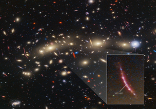 Un árbol de Navidad cósmico surge de la unión entre los telescopios Hubble y James Webb