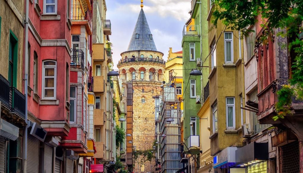 Istanbul Galata Gli edifici colorati di una strada di Galata, che ricordano le architetture liguri