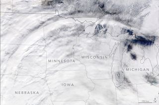 Un arco de cirros y máximo de viento en altura