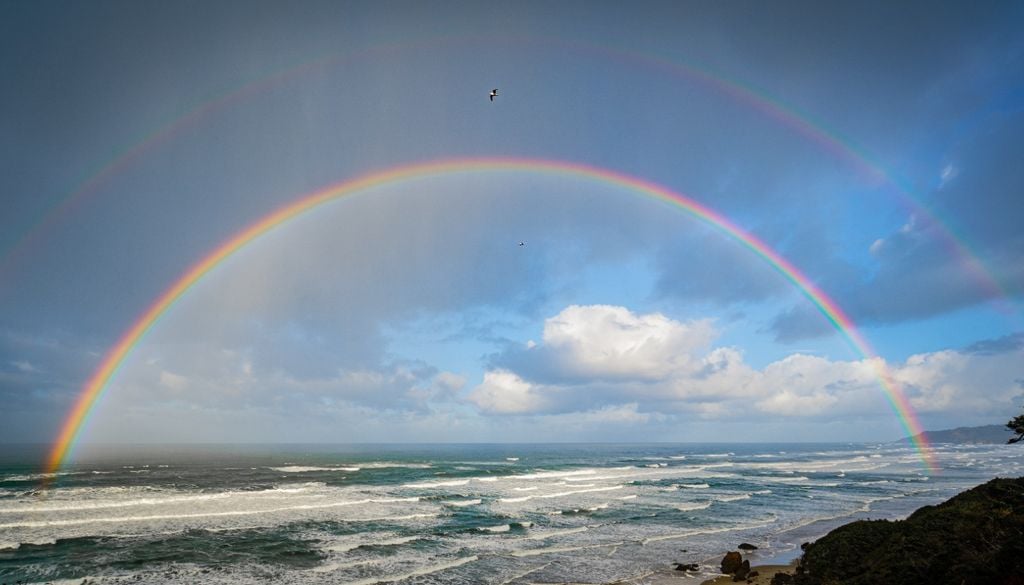 In questa foto vediamo un classico doppio arcobaleno. Un fenomeno relativamente comune e diverso dagli arcobaleni supernumerosi, che vede un arco primario più luminoso e un arco secondario più in alto sbiadito. l'arcobaleno più grande, il secondario, è semplicemente generato da un "piano di gocce" più distante dall'osservatore.