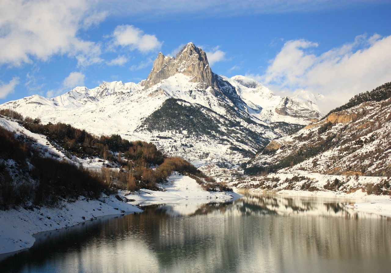 El embalse de lanza se encuentra en el corazón del Pirineo aragonés en la comarca oscense del Alto Gállego.