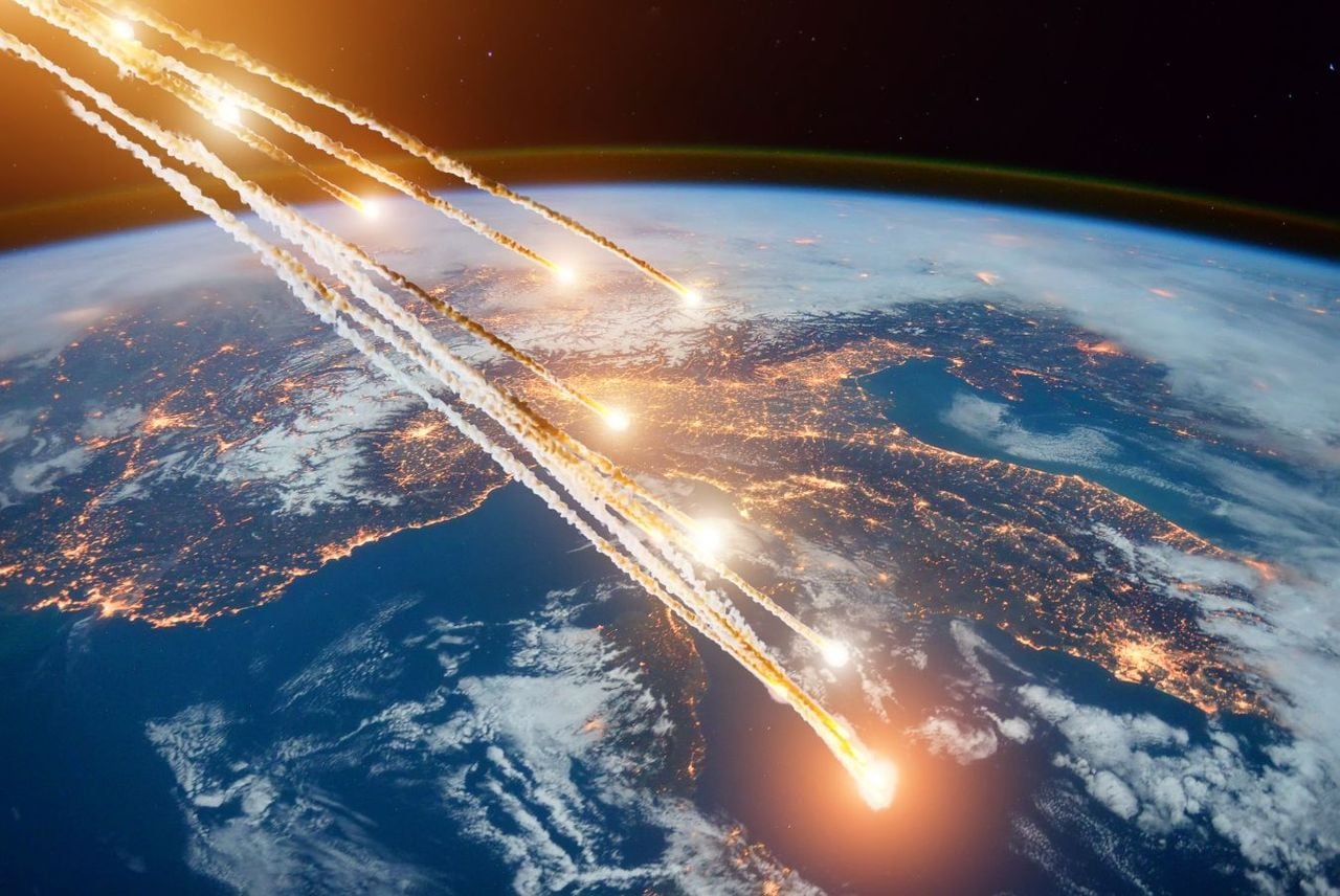Un asteroide pasó a solo 400 km de la Tierra, pero nadie se dio cuenta. ¿Por qué? ¿Debemos preocuparnos?