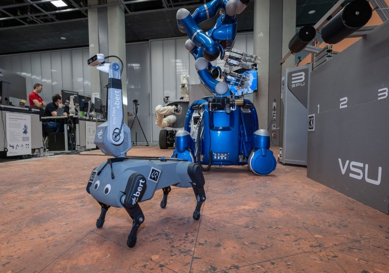 Ein Astronaut steuert einen Roboterhund von der Internationalen Raumstation aus