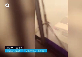 ¡Un autobús queda atrapado en un gran incendio en García, México! Los fuegos son graves cerca de Monterrey