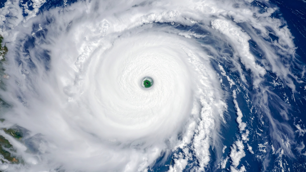 ciclone tropicale; meteorologia; scienza; parete Gli uragani molto intensi hanno spesso occhi piccoli e ben definiti, ma le dimensioni dell’occhio, da sole, non indicano la loro intensità.