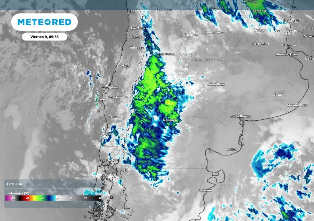 El norte de la Patagonia seguirá con mucha nubosidad y algunas precipitaciones en el fin de semana pero con mejoramientos temporarios. La semana que viene nuevamente se sumarán varios días con lluvias persistentes. Aquí vemos la imagen satelital en el canal de infrarrojo en las primeras horas de este viernes 9 de octubre.