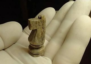 Un caballo de ajedrez bajo la tierra de Obligado: la pieza que humaniza la antesala de la batalla