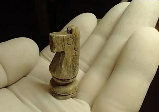 Un caballo de ajedrez bajo la tierra de Obligado: la pieza que humaniza la antesala de la batalla