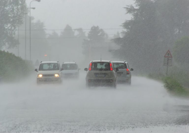 Coche y lluvia Coche y lluvia