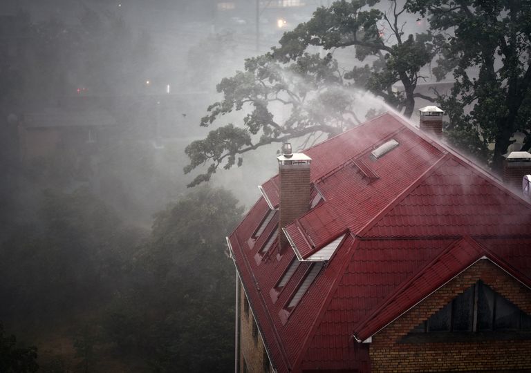 Casa y lluvia Casa y lluvia