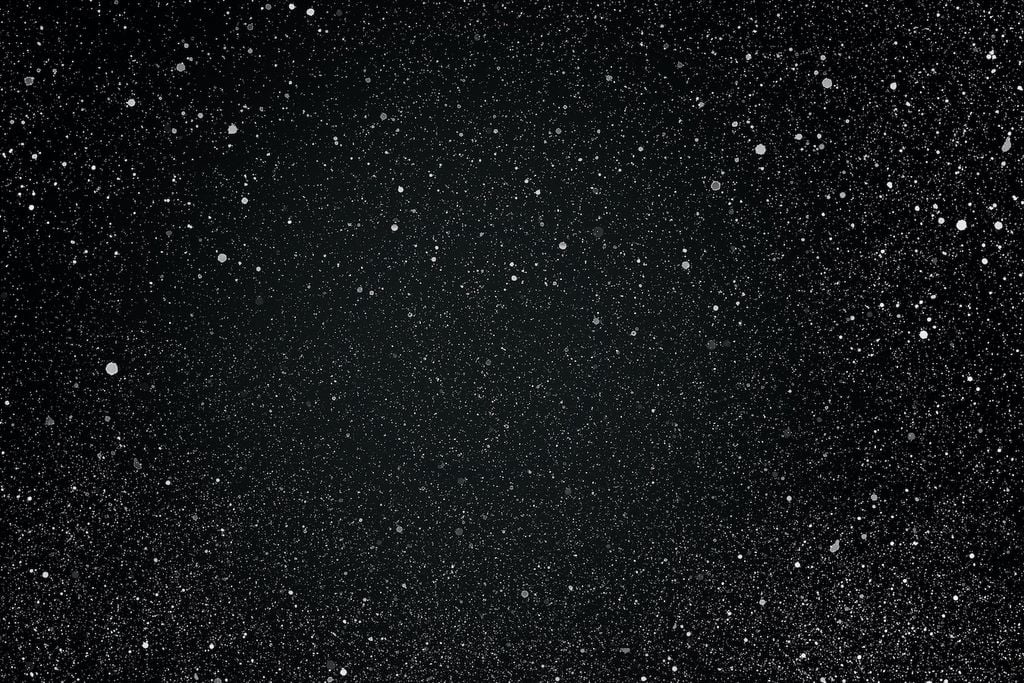 Contrario a lo que uno podría creer, el cielo nocturno no brilla por completo con la luz de todas las estrellas del universo.