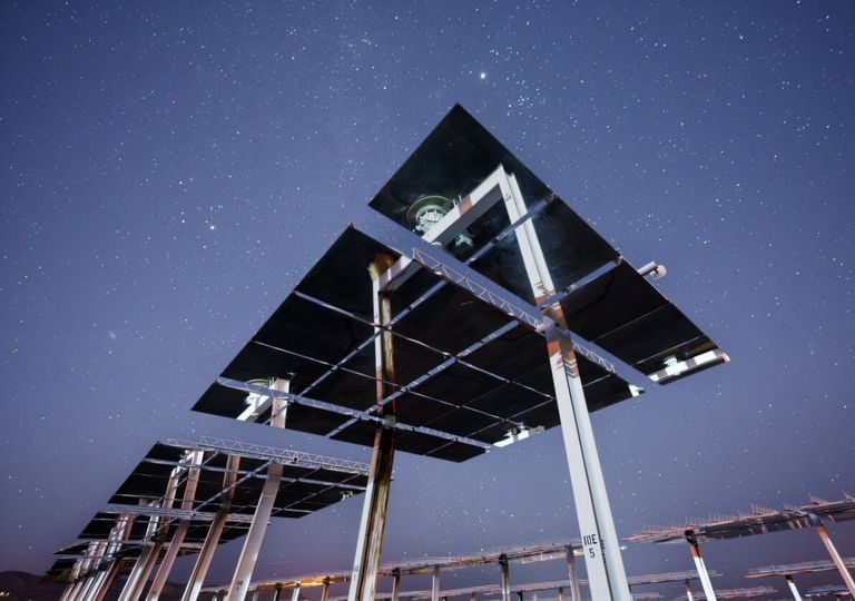 Un científico propone cazar asteroides con heliostatos: método low-cost para detectar rocas espaciales desde la Tierra