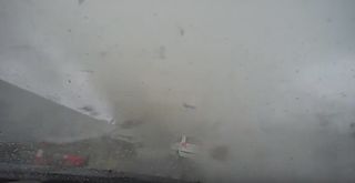 Un coche atrapado por un tornado