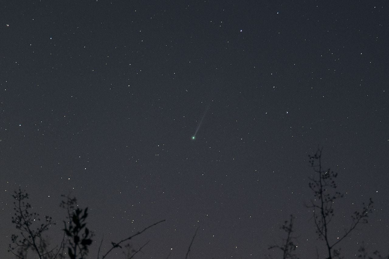 El nuevo cometa, llamado provisionalmente Cometa C/2025 F2 (SWAN), sobrevoló las colinas de Mendip, Somerset, Reino Unido, en la madrugada del 9 de abril. Crédito: Josh Dury