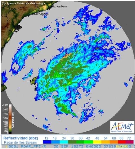 Un Complejo Convectivo De Mesoescala En Las Cercanías De Baleares Imagen de las 04 UTC mosaico nacional radar, arriba, y detalle del radar de Baleares, abajo, de AEMET
