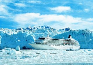 Un crucero gigante de lujo se dirige al Paso del Noroeste en un viaje pionero