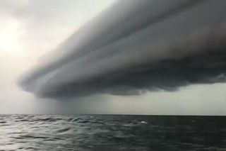 Un enorme 'arcus' a punto de engullir a unos pescadores