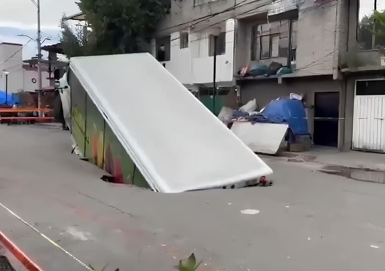 Vídeo: un enorme socavón de 8 metros se traga un camión tras fuertes lluvias en Itzapalapa, México