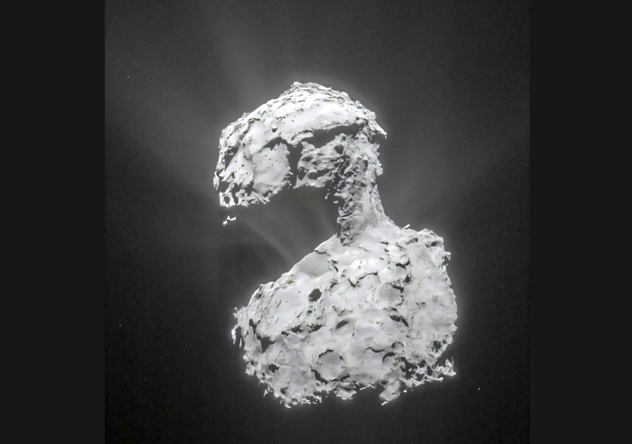 Esta imagem, obtida pela câmara de navegação da Rosetta da ESA, foi obtida a cerca de 85 quilómetros do centro do cometa 67P/Churyumov-Gerasimenko, a 14 de março de 2015. A resolução da imagem é de 7,3 metros por pixel e foi cortada e processada para realçar os detalhes da atividade do cometa. Crédito: ESA/Rosetta/NAVCAM