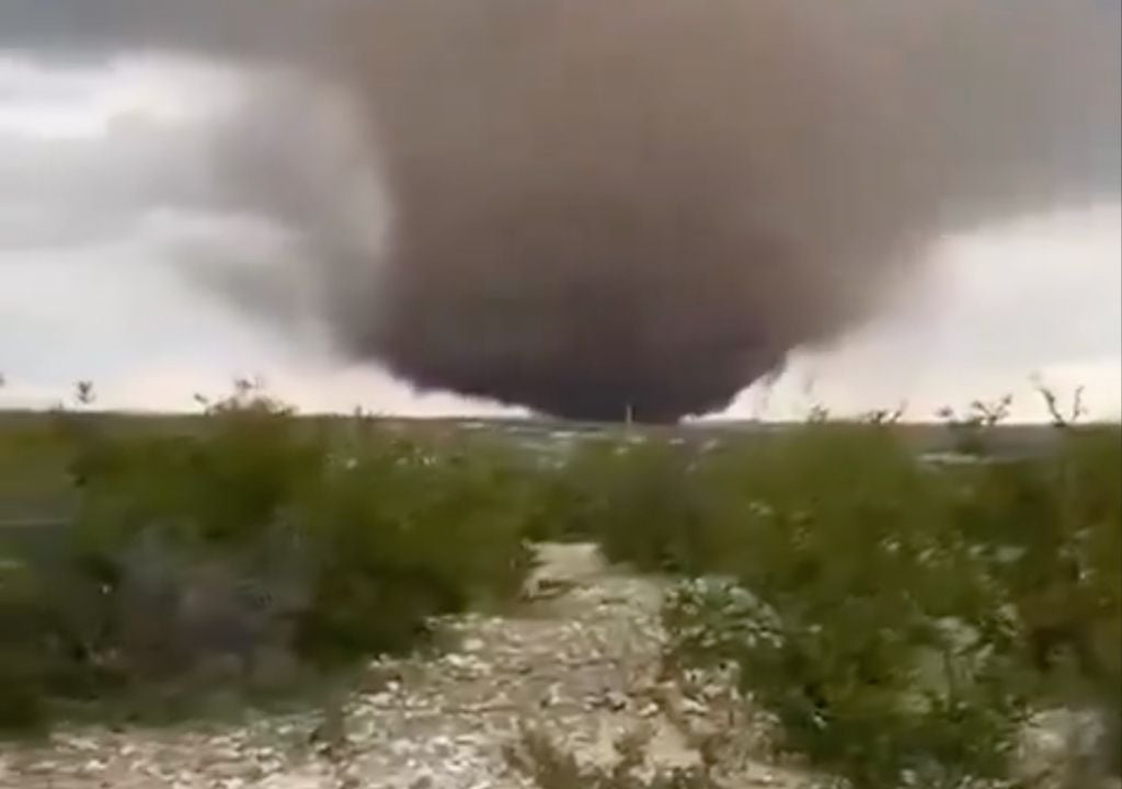 tornado El impresionante tornado registrado al sur de Ciudad Acuña, volvió a poner bajo alerta a la región por el riesgo de fenómenos severos y posibles múltiples embudos tornádicos.