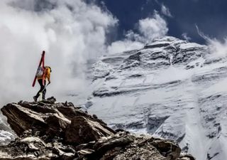 Un estadounidense logra un descenso histórico: el primer esquiador en bajar la temida cara norte del Everest