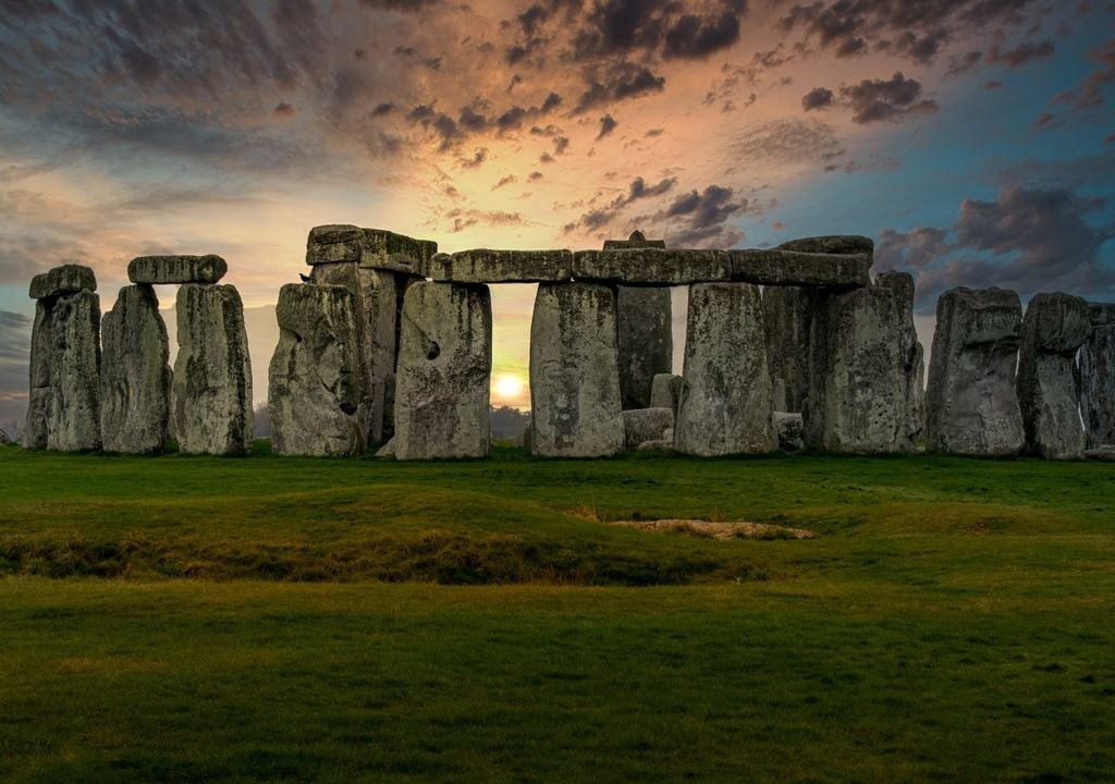 La population décimée est à l'origine de grands monuments tels que Stonehenge.