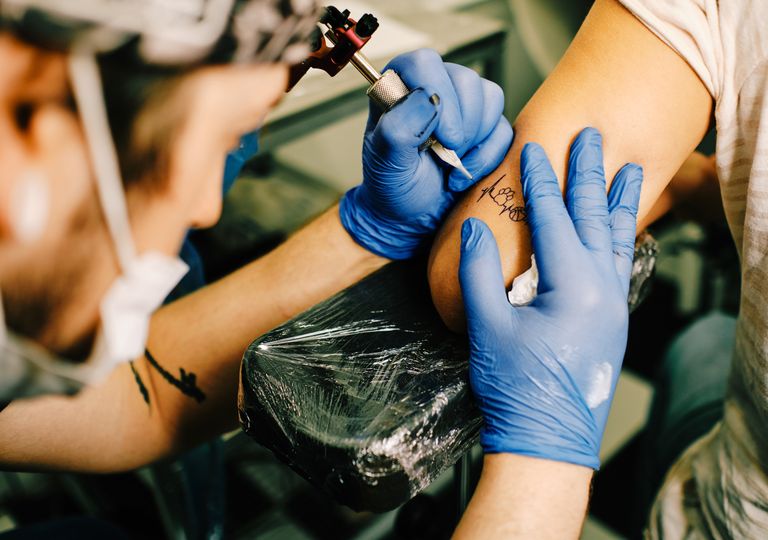 ¿Aumentan los tatuajes el riesgo de tener cáncer de linfoma? Esto dice un estudio en The Lancet