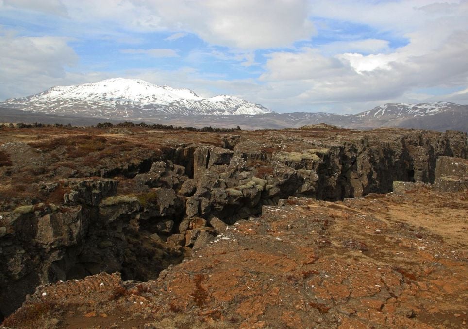 La déformation de la croûte et les contraintes tectoniques sont réparties sur davantage de zones qu’on ne le pensait auparavant.