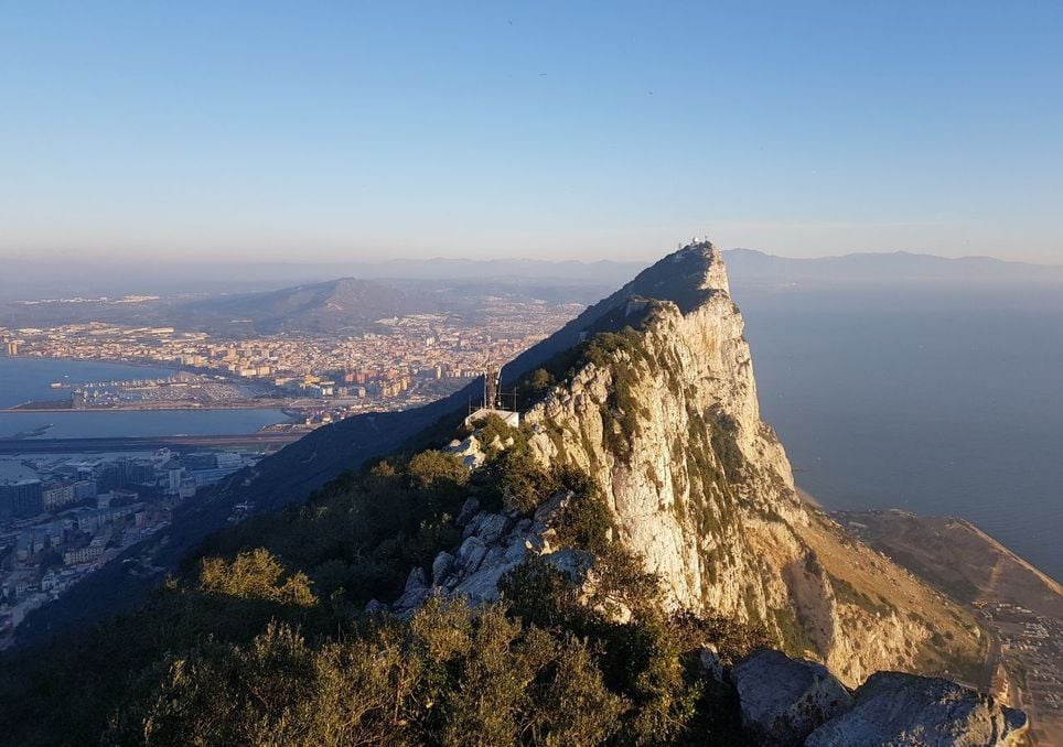 L’étude suggère que la convergence oblique entre les plaques favorise également les mouvements latéraux.